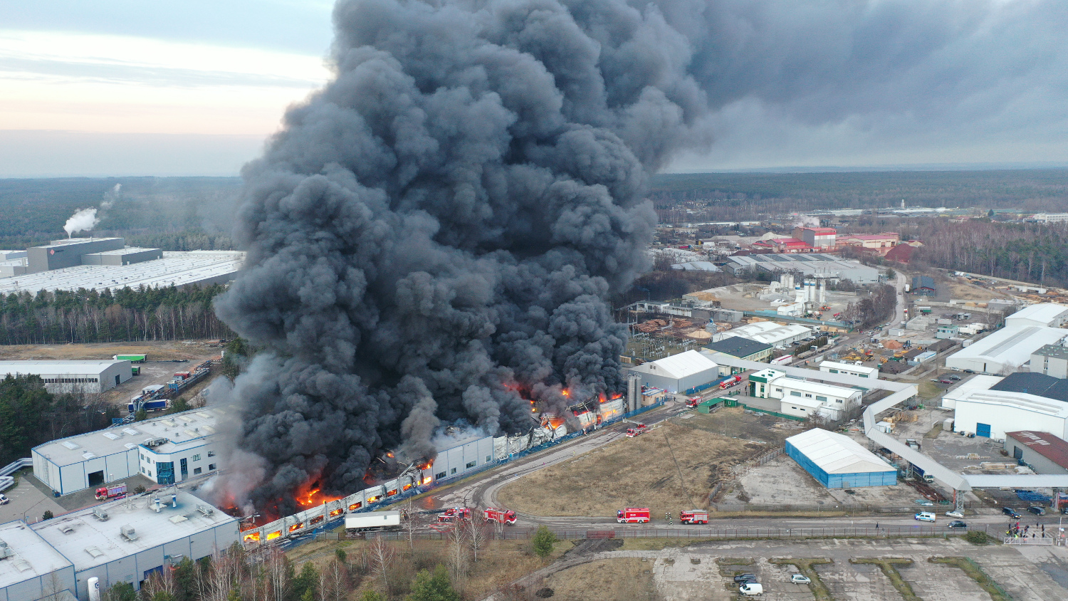 płonąca hala zakładu  images